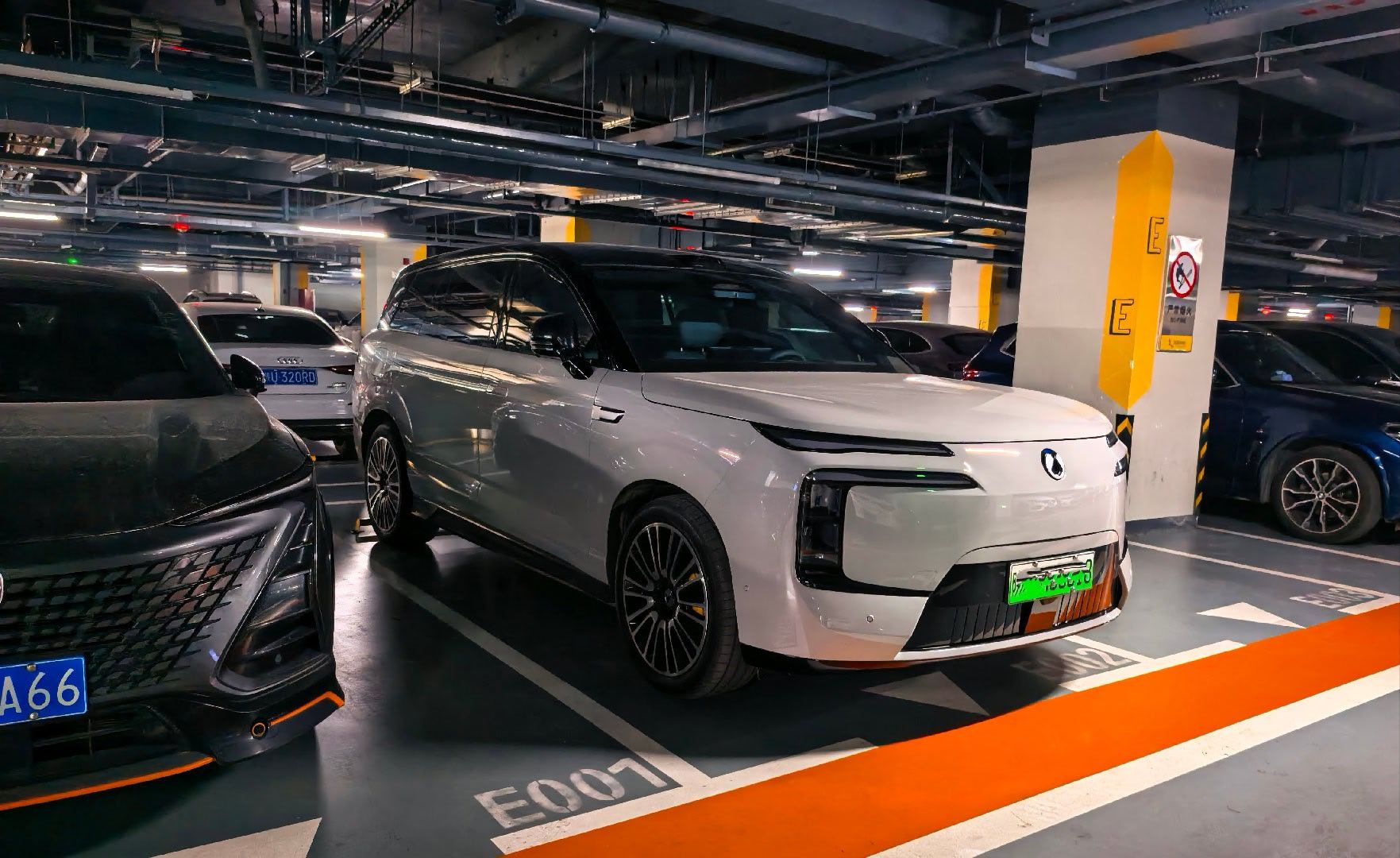 今天又见到一辆腾势N8L，还见到一辆N7