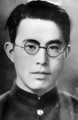 1942年，地下党郑文道求死未果被日军囚于医院。护士换药时总多给一张纱布，他猛然