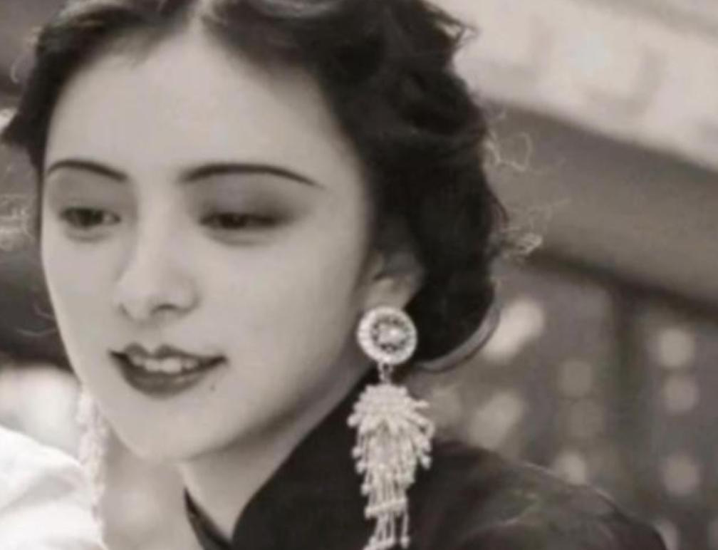 1974年，90岁的杨森迎娶了17岁的张灵凤。洞房之夜，就在杨森要行房事时，张灵