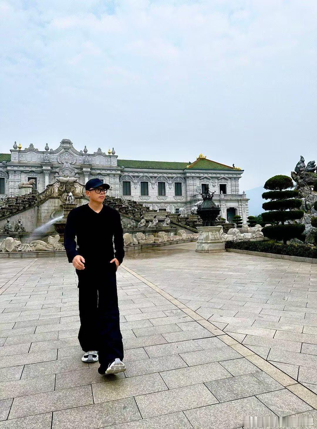 金润吉大雨开唱东北超这场雨中舞台没有精致包装，却有着最动人的真情。金润吉不求热度