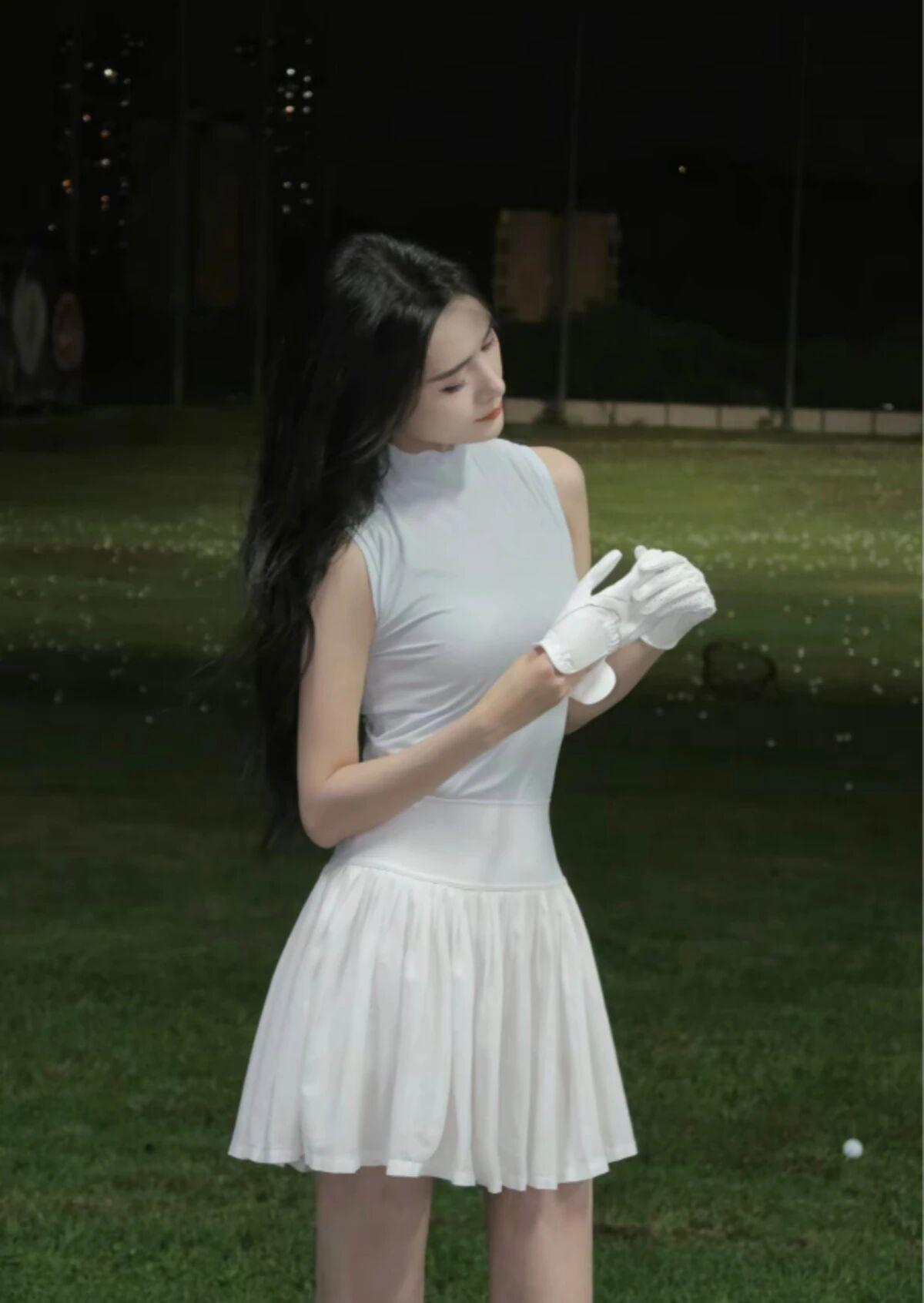 夜晚高尔夫，优雅挥杆，尽显女性魅力！