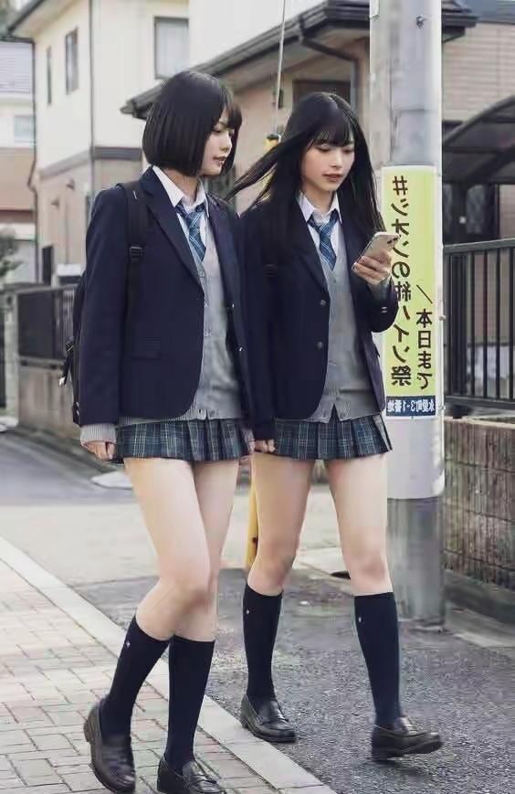 日本女生的校服是挺好看的，只是裙子稍短。最好裙子过膝…
日系校服照