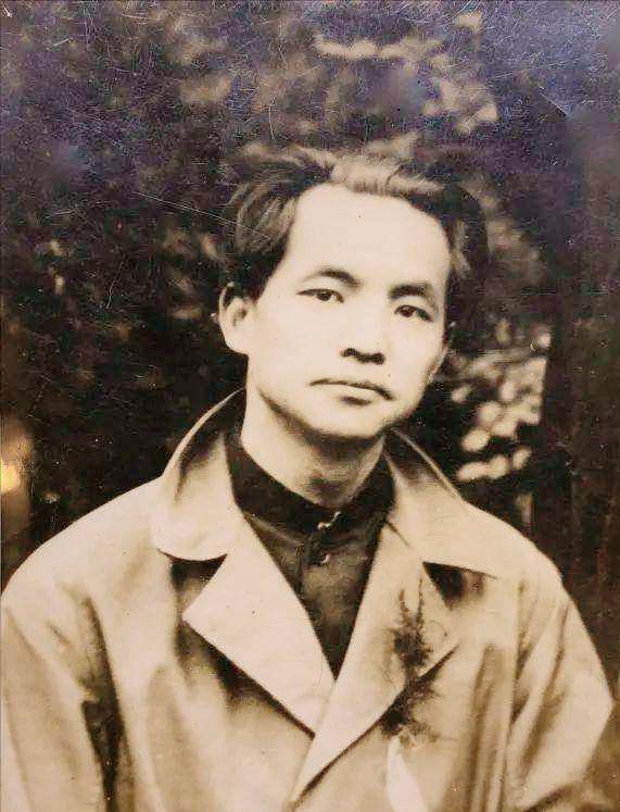 [微风]1909年，年仅15岁的邓中夏不得不娶自己的嫂子为妻，但嫂子已经和哥哥成