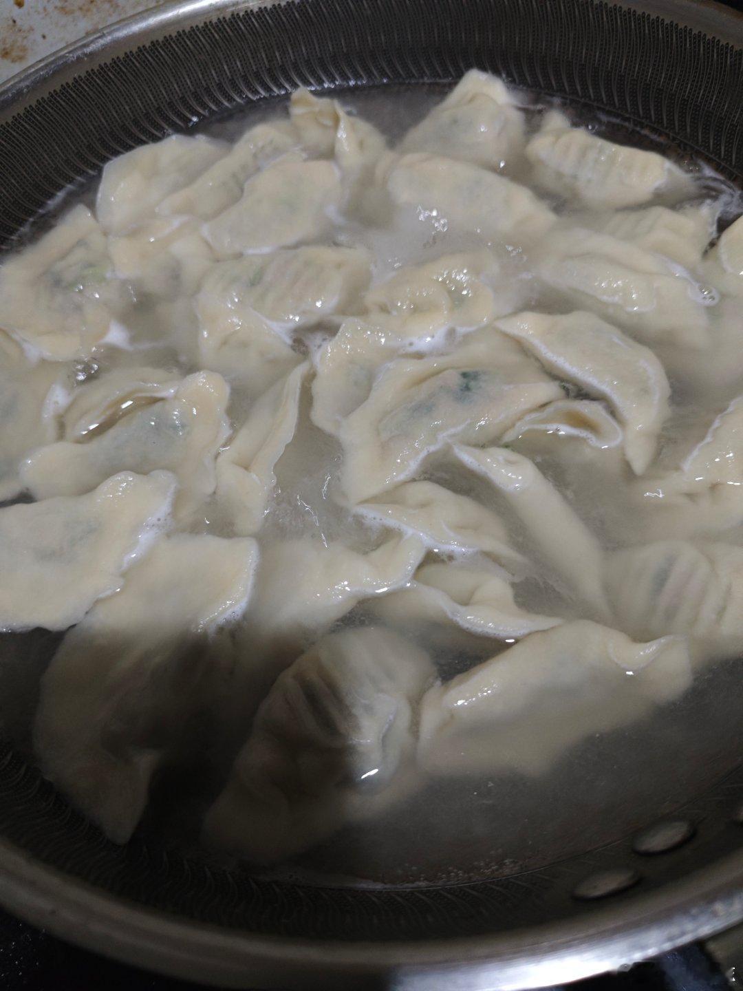 我的美食日记中午的饺子🥟不够吃，晚上自己包。蒲公英猪肉饺子。 
