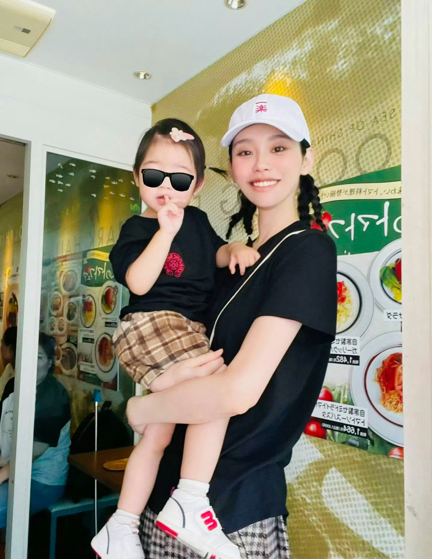 #奚梦瑶女儿正脸照#真的很像何猷君小时候 ​​​