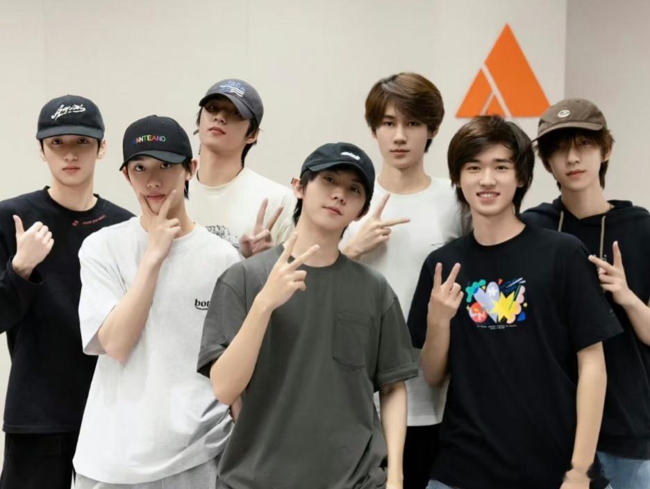 时代少年团好六花絮你好星期六 私底下的录制状态更加真实生动，少年们礼貌整齐问好氛
