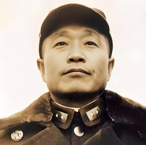 1948年冬，杜聿明部下擒获7名解放军，他随即签令：原地击毙，副参谋长冒死阻止，