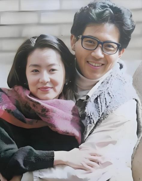 1973 年，琼瑶处女作改编电影《窗外》开拍，19 岁的林青霞凭借该片一炮而红，