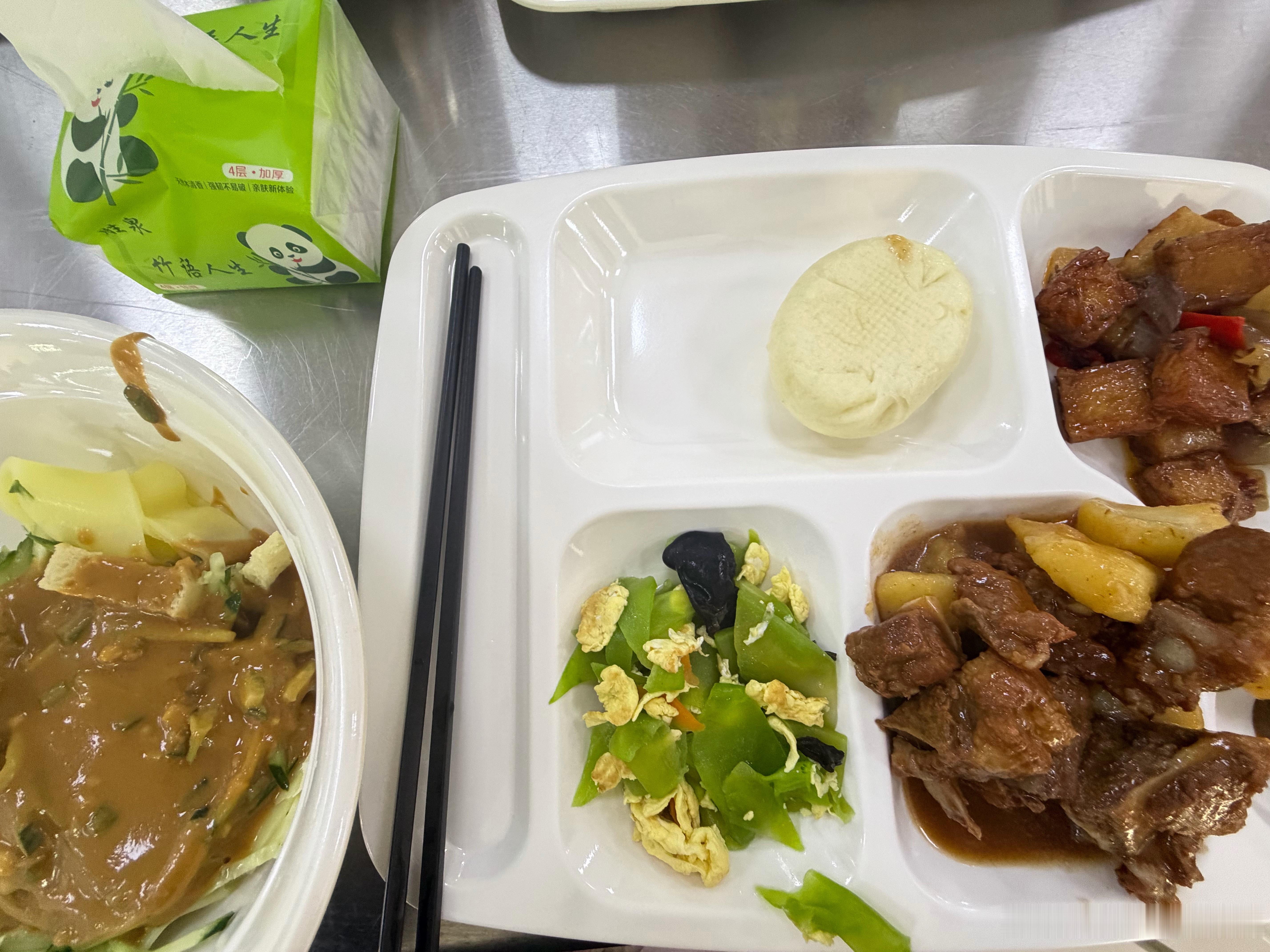 也是吃上凉皮了因为我自带了一大杯开水师傅拌的麻酱真的好吃本周生活的小确幸啊知足常
