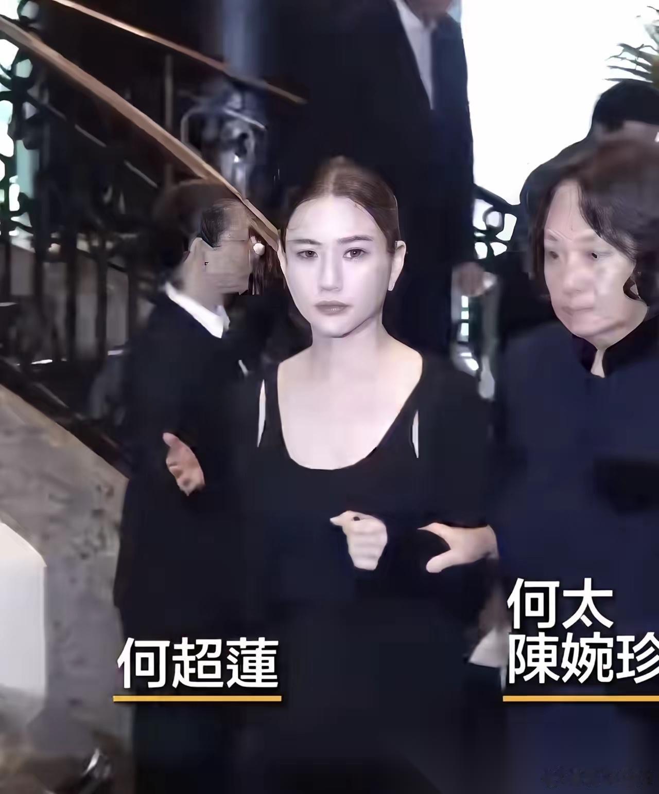 何超莲又又又被骂惨了 不是因为她没带窦骁去 也不是因为她脸上不哀伤，而是她不懂得