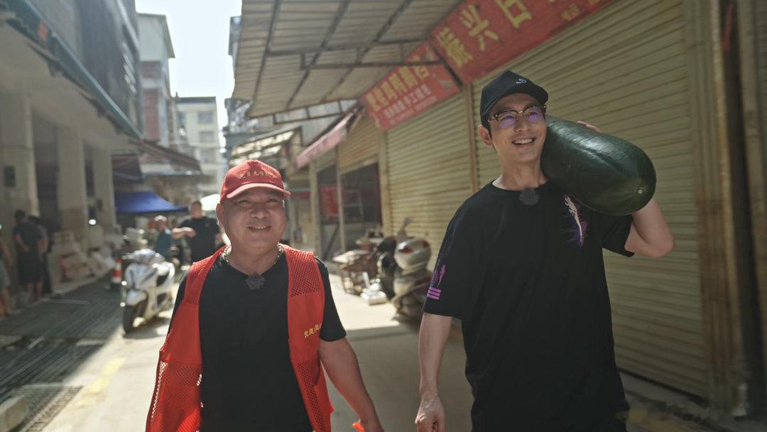 退伍军人参与救灾称若有战召必回黄晓明为广西救灾志愿者买菜做饭益起在场广西横州汛情