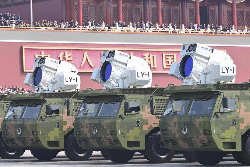 一款可由单兵随身携带，4秒击落无人机的激光武器，在北京“2026中国国防信息装备