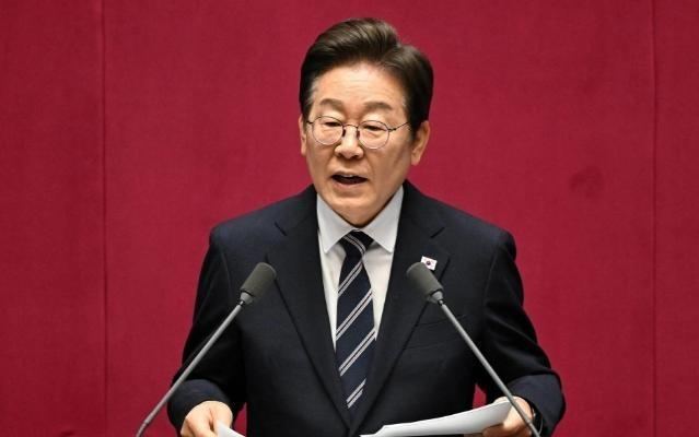 韩国总统李在明在接受日媒采访，被问到中日关系变紧张，韩国夹在中间怎么办。“希望中