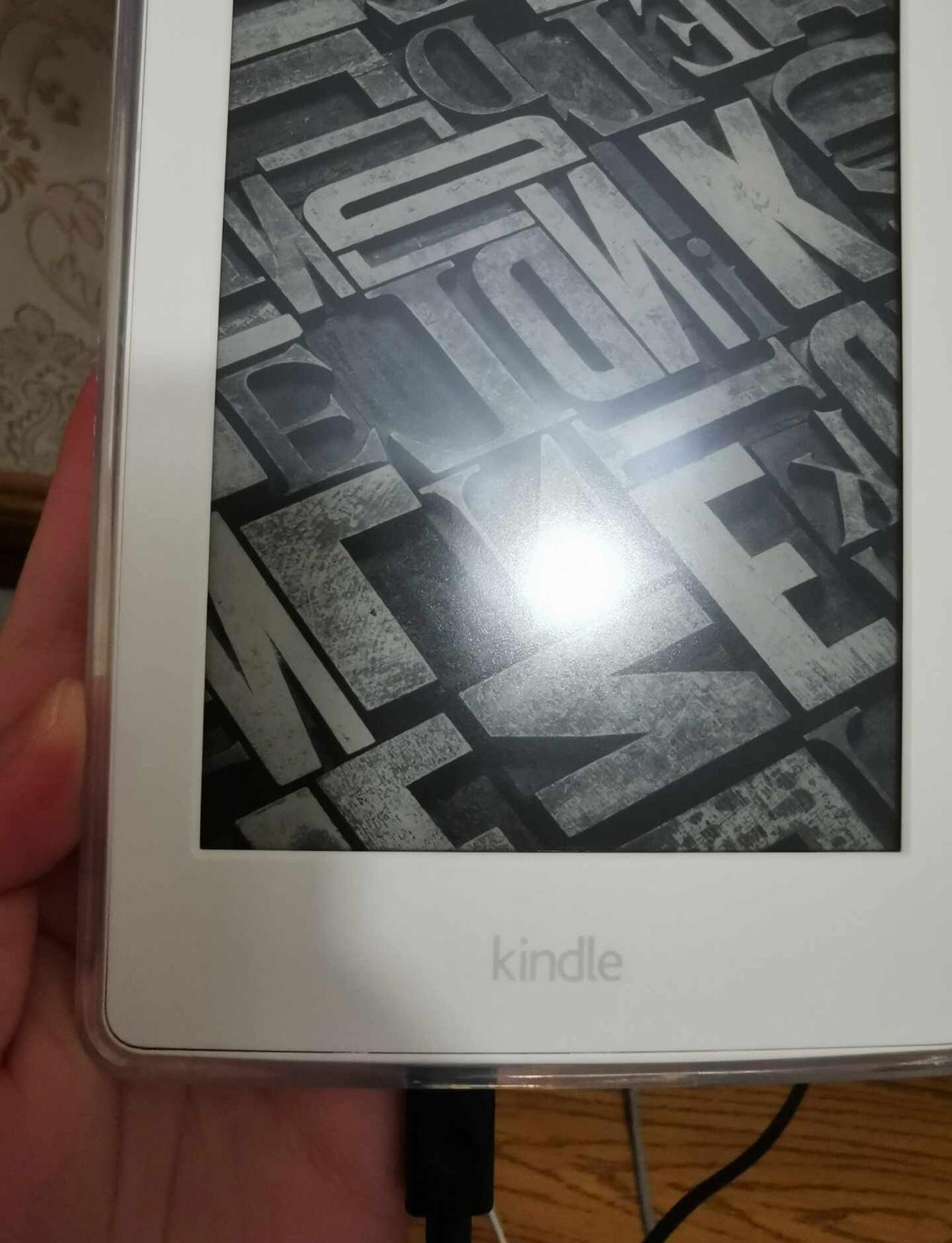 缝隙这么大？！正常吗
新入的kpw3，壳子缝隙这么大正常吗？！
然后背光有一珠颜