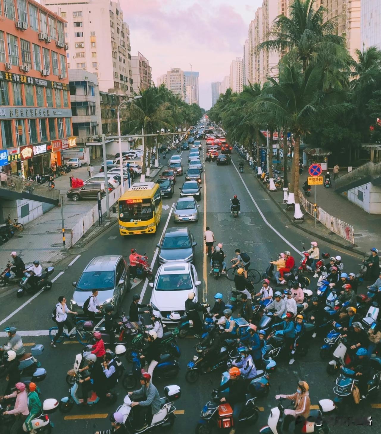 电动车商家这次因祸得福了！
2026年1月起，多地电动车严查新规正式落地，无证驾