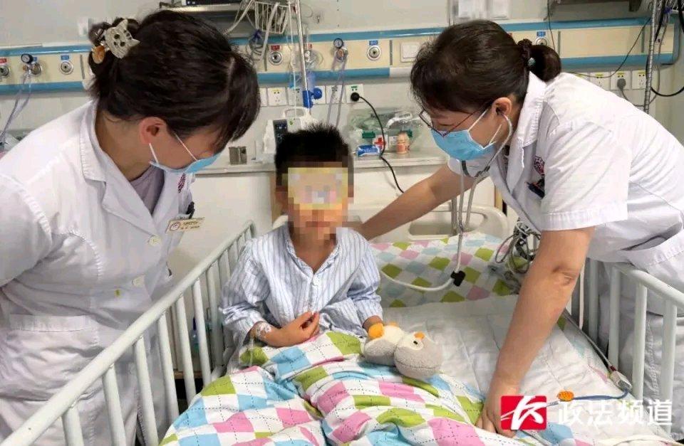 爸爸下车忘把车窗完全升起锁死，长沙5岁男童爬车窗被卡脖几分钟，家长发现时已失去意