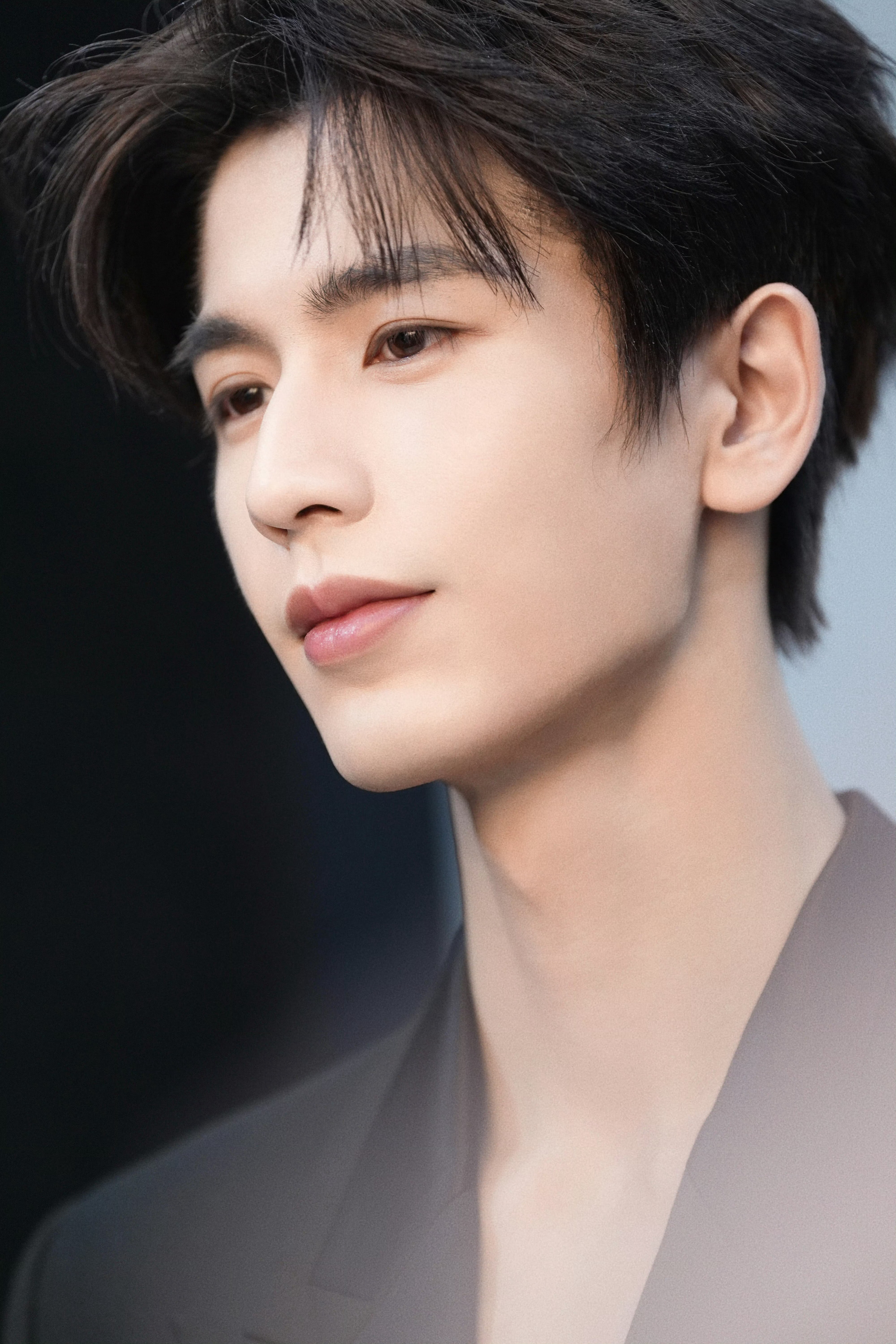 张凌赫张凌赫 | 张凌赫逐玉“灯光漫延在黑夜 爱意回荡在世间”  "𝓛𝓲𝓰