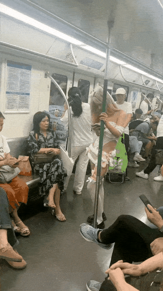 我想穿啥就穿啥？只要我自己不尴尬，那么尴尬的必定是别人。
坐地铁，做为一个男人，