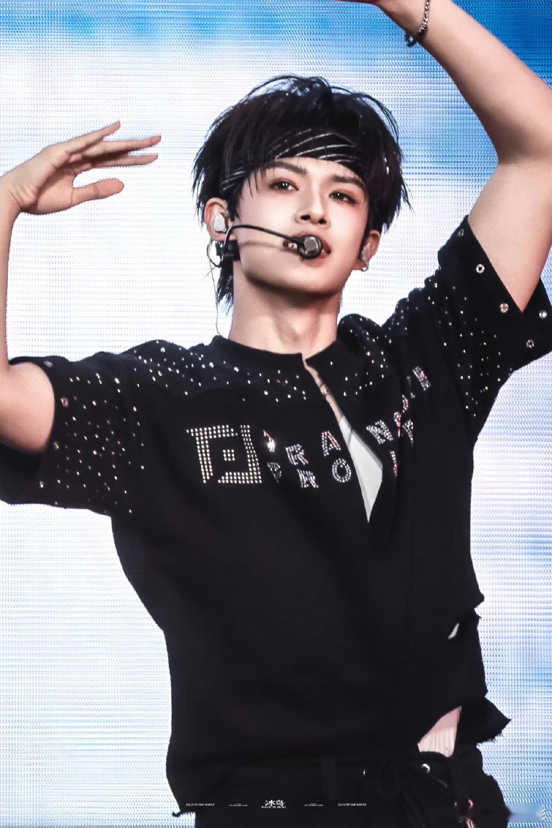 张极丝绸西装完全是daddy级别张极身着丝绸西装亮相新音舞台，矜贵大气的氛围感直