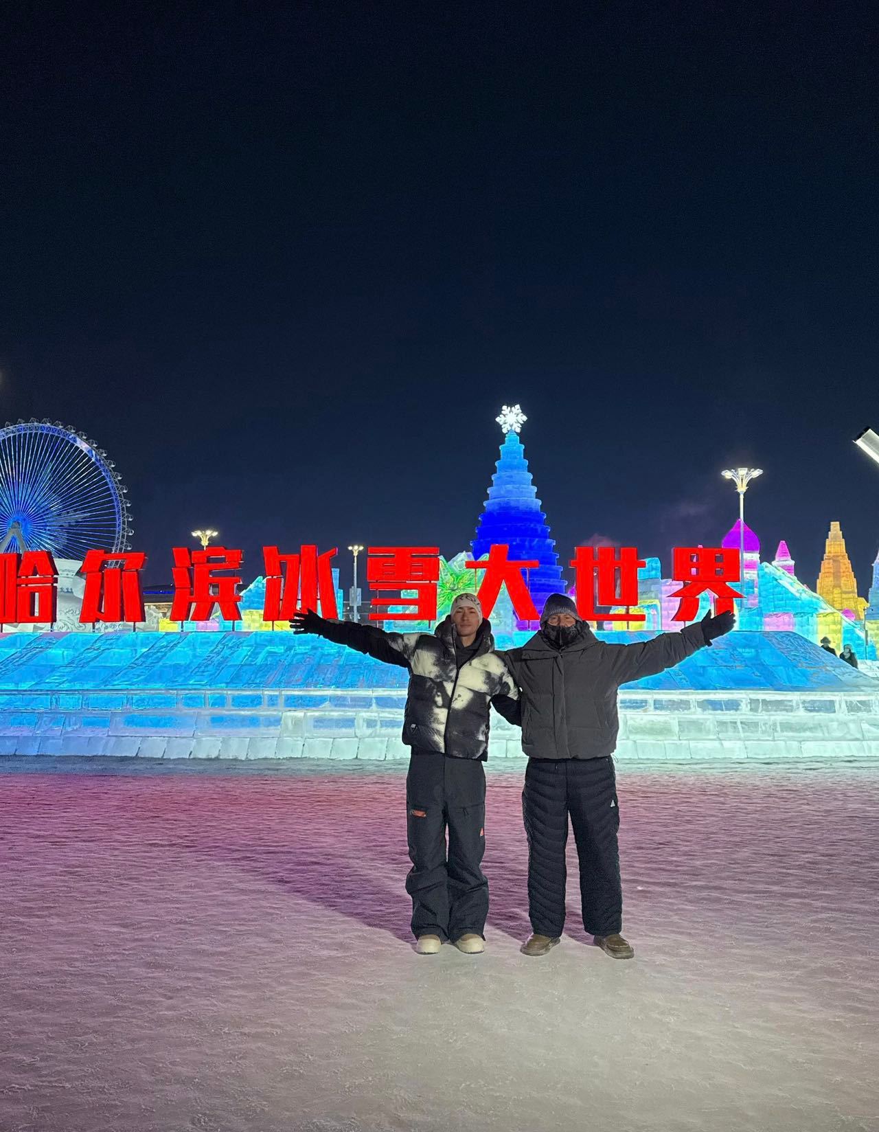 米卡父子东北游vlog 沈阳故宫红墙下拍剪影，阳光把父子俩的影子拉得老长，像幅温