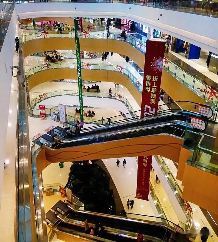 你有多久没有逛过实体店了？
我反正有好多年没有逛过实体店。
还真是不逛不知道，一