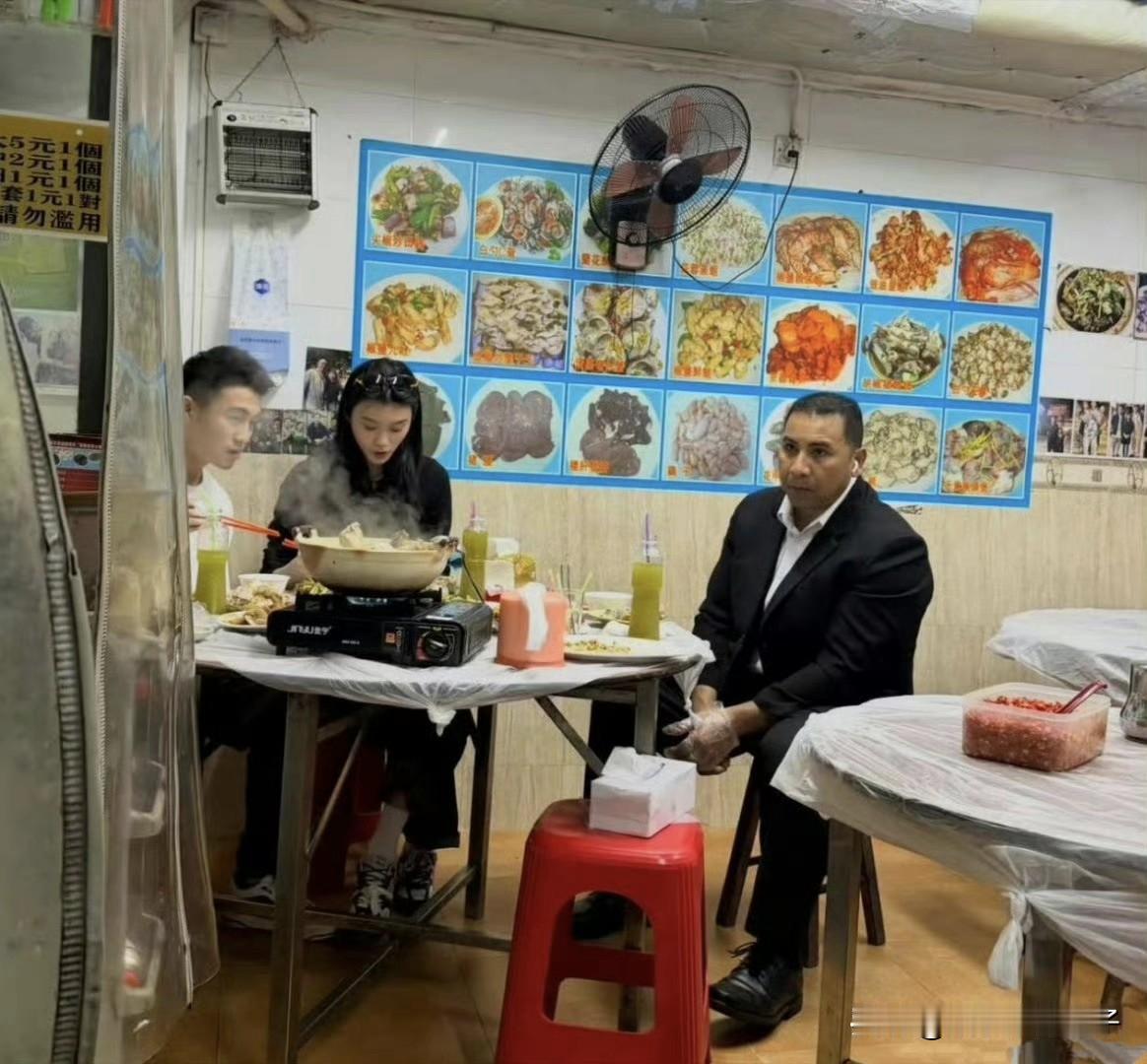 奚梦瑶 何猷君，登上热搜！
5月15日，奚梦瑶何猷君夫妇上了热搜，这一次，并非甜