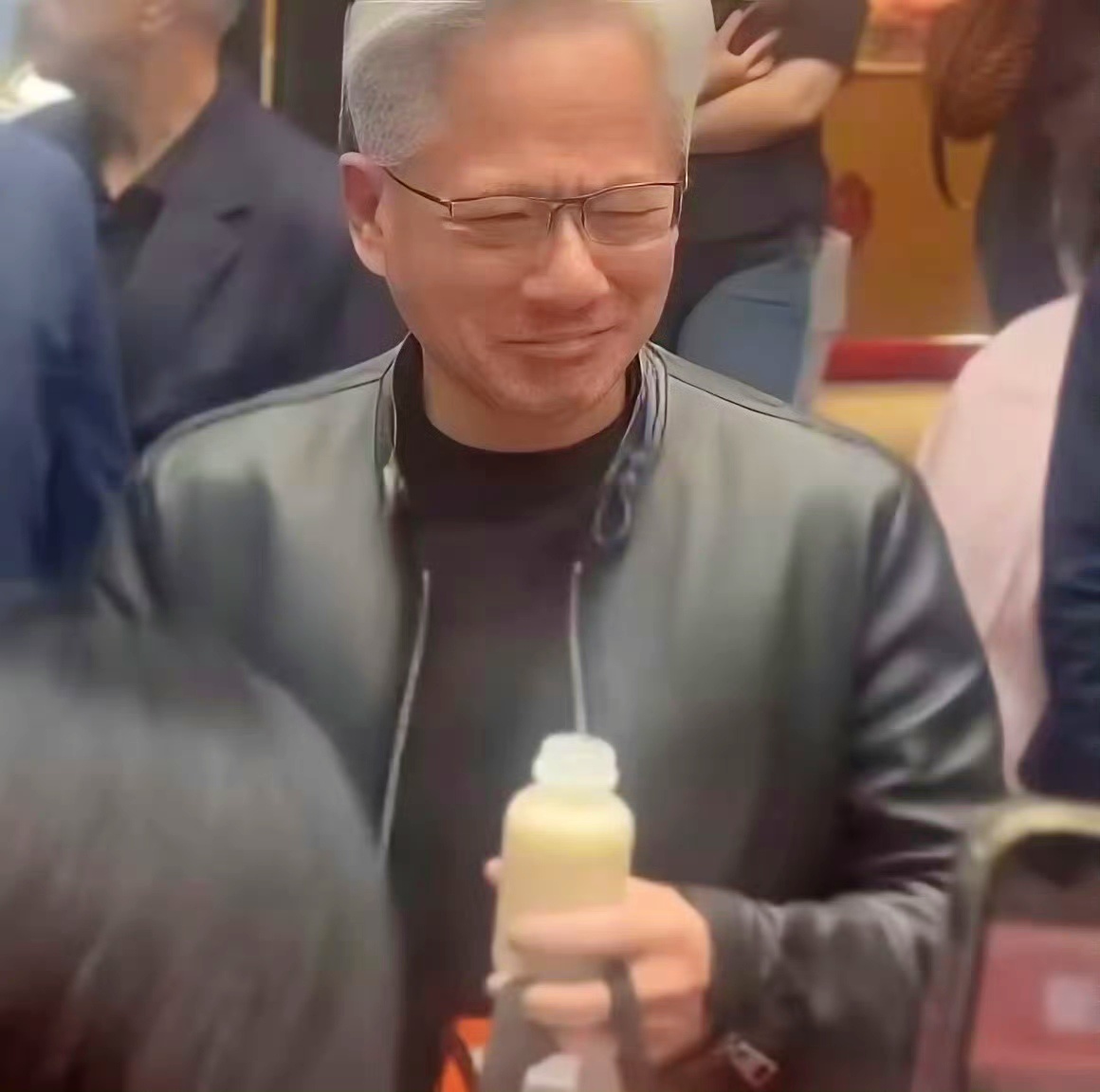 黄仁勋喝豆汁儿直皱眉哈哈，果然每个去北京的人都逃脱不掉老北京豆汁… 