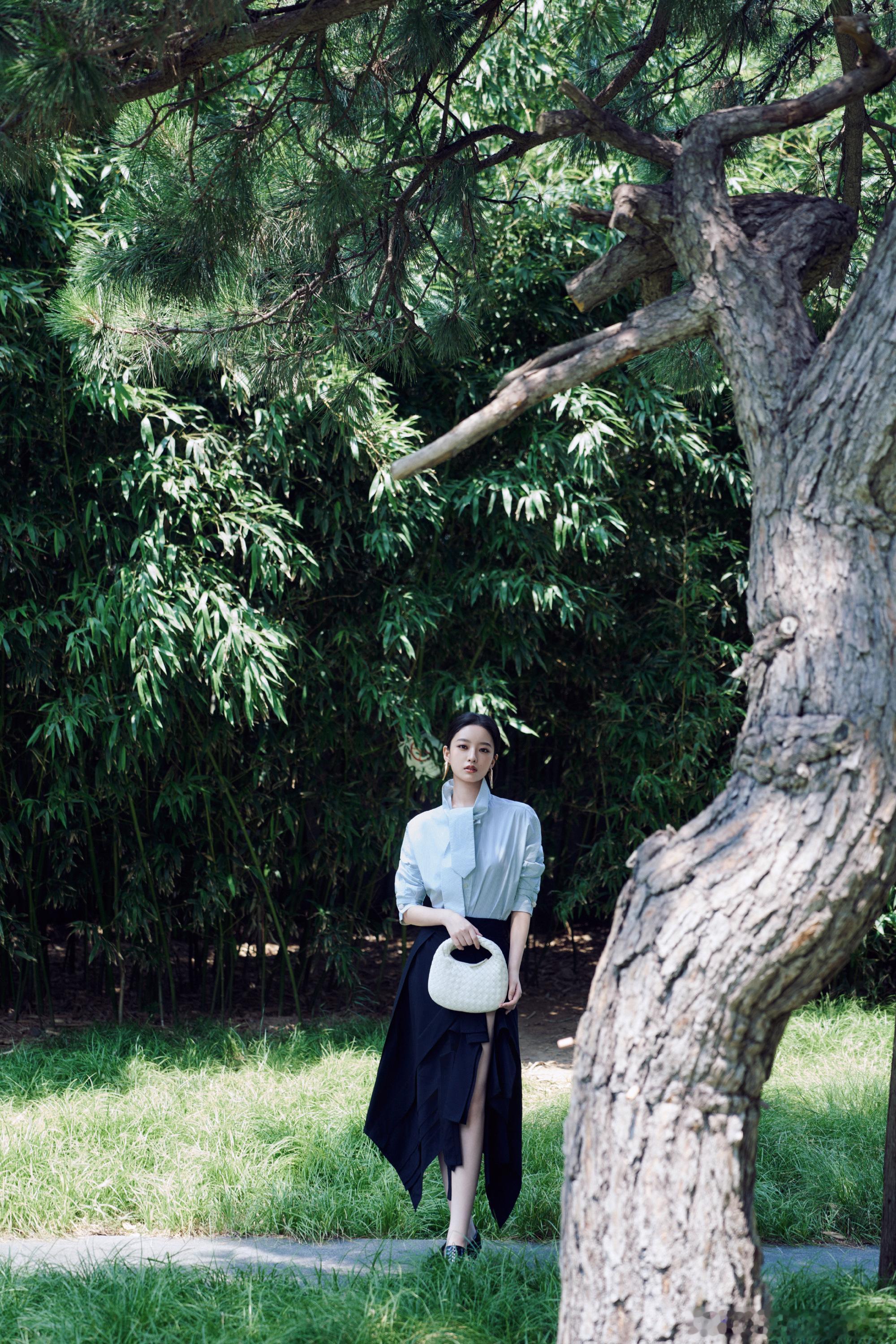 杨舒伊白衬衫造型好高级杨舒伊这身BV造型真的太高级了，时尚资源也真的不错，刚从中