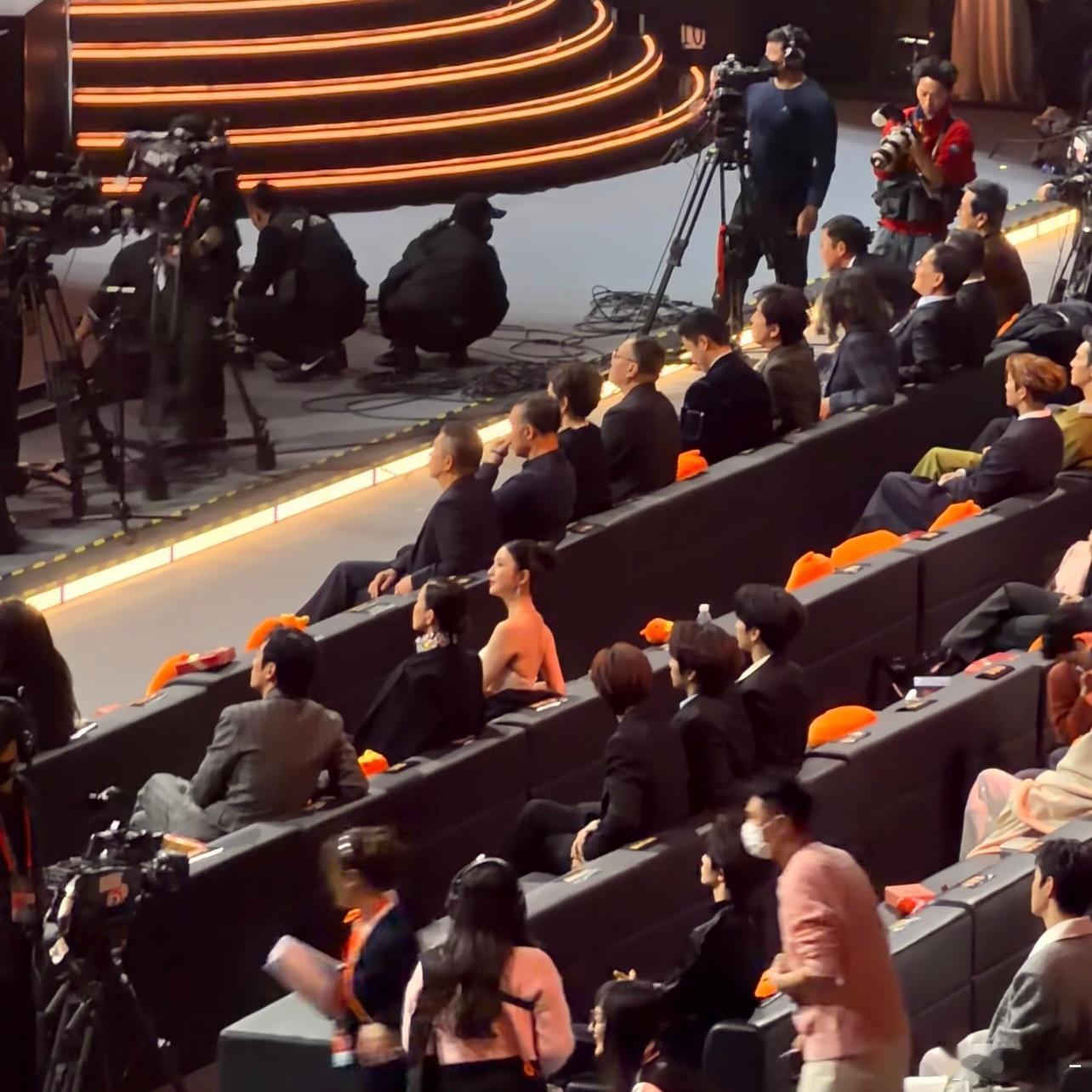 本来是辛芷蕾C位，肖战杨幂副C谁挪走了肖战的名牌，都有数吧！