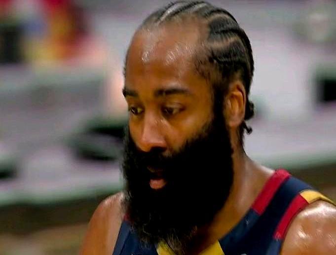 带伤打满全场零失误，哈登拼到汗湿球衣还是没把骑士从坑里拉出来。
 
上半场次节全