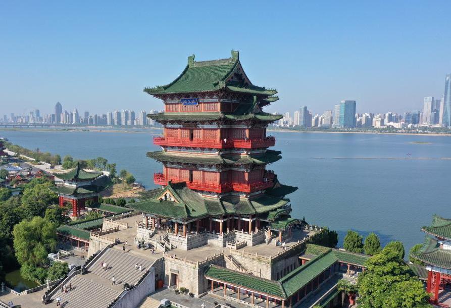 《滕王阁序》里你们最喜欢哪一句?
屈贾谊于长沙，非无圣主；
窜梁鸿于海曲，岂乏明