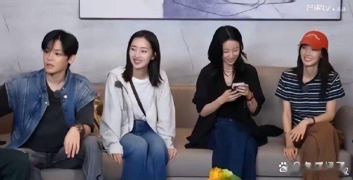 当45岁陈好与34岁金晨同框，其气质孰优孰劣，一目了然，还是优雅从容地老去靠谱哈