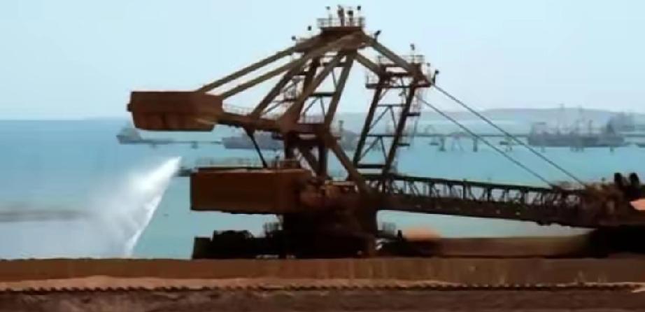 中国买矿石坚持用人民币，不玩美元那一套了。美国让澳大利亚必须用美元卖，结果自己又