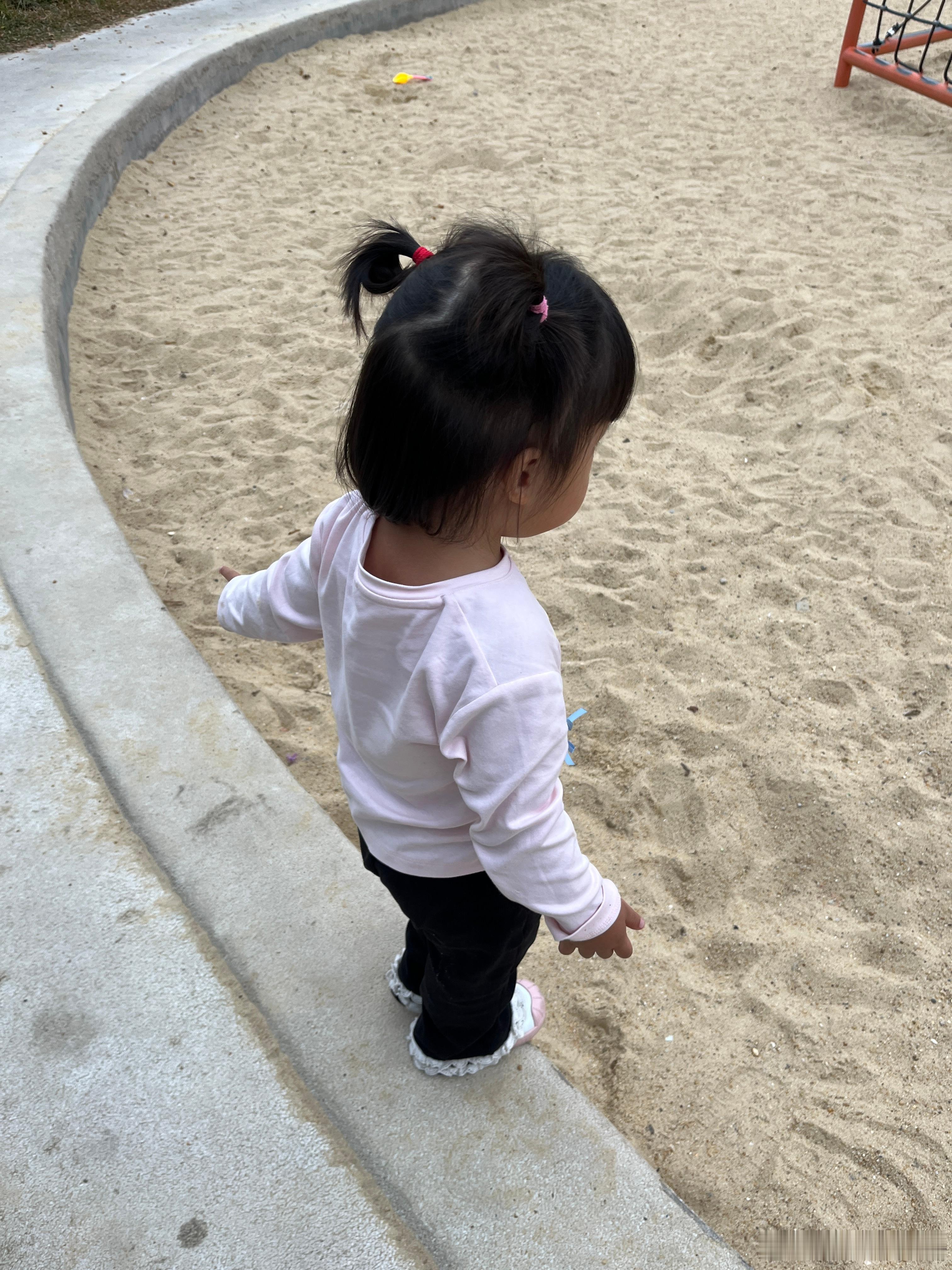 今天破天荒那么早要求回家，我说只能玩到五点半，妈妈现在减肥，不能回去太晚，不然会