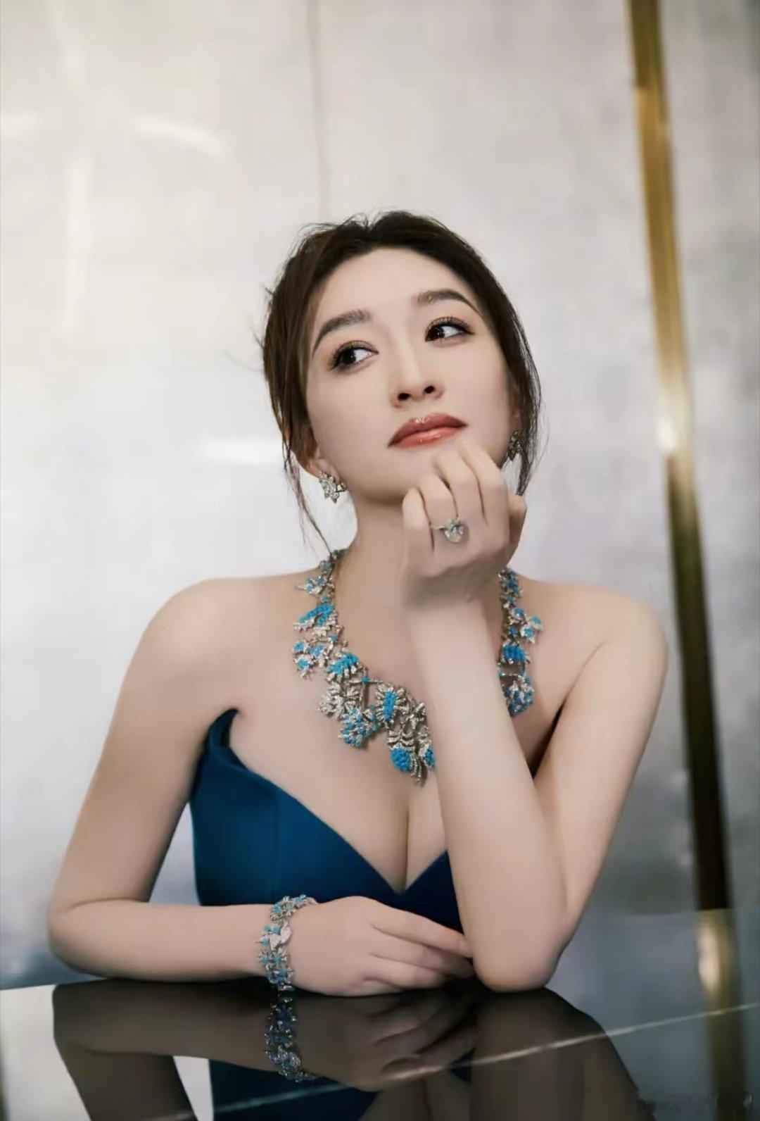 李小冉到底算什么级别的美女？就这么说吧，整个娱乐圈没什么对手她有个地方的优势真的
