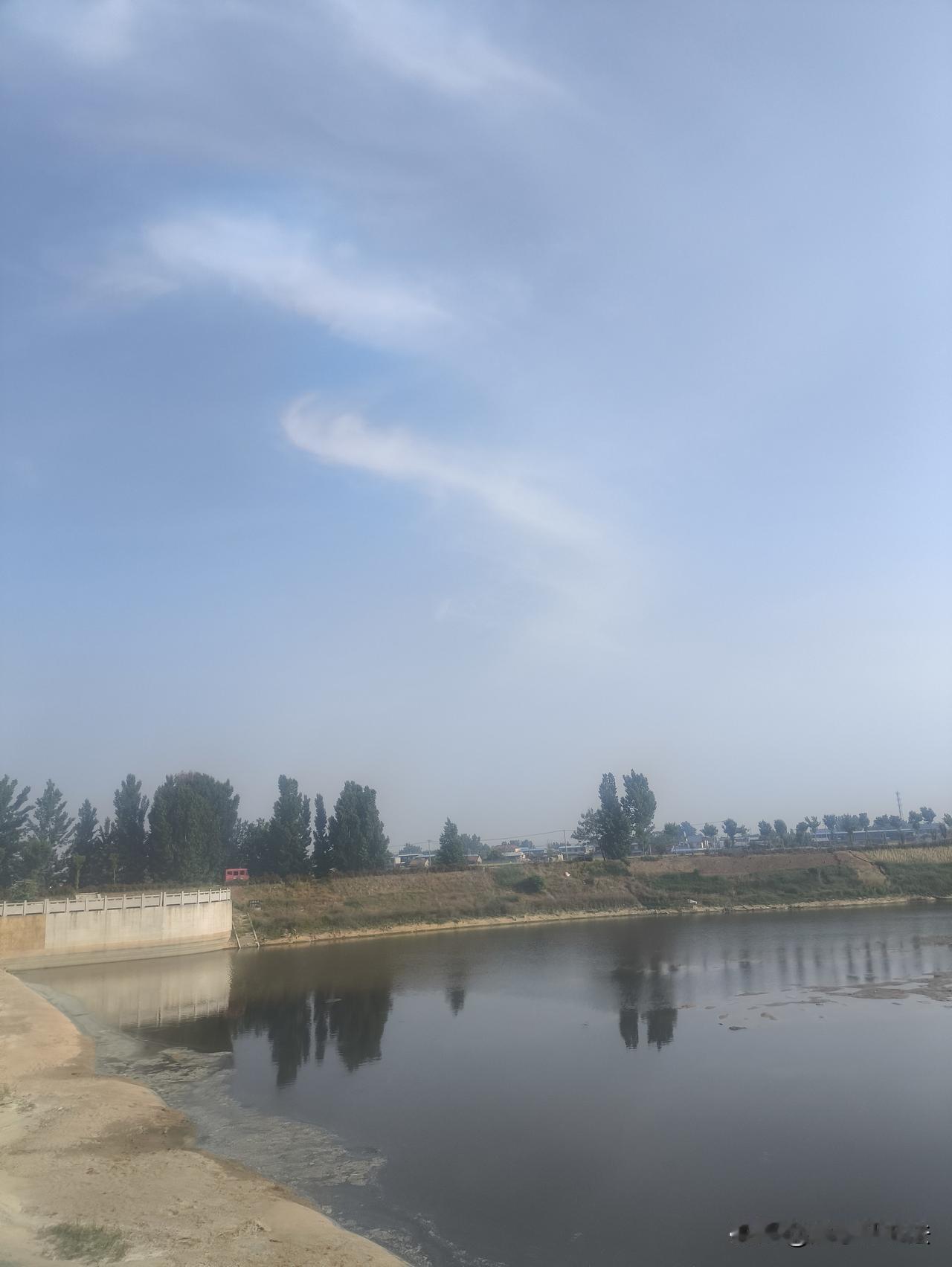 郊外的天空澄澈又辽阔，像一块被清风洗过的浅蓝色绸缎，干净得没有一丝杂质。
 
云