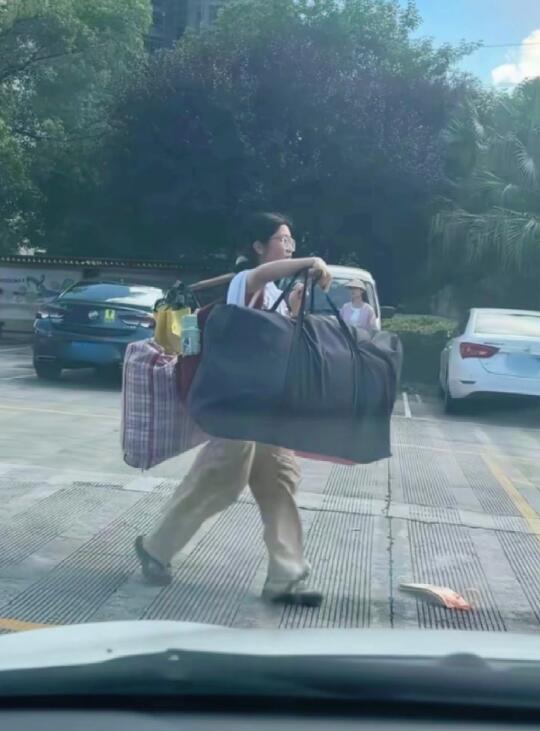 高考后独自挑行李离校的女孩，让我破防😭