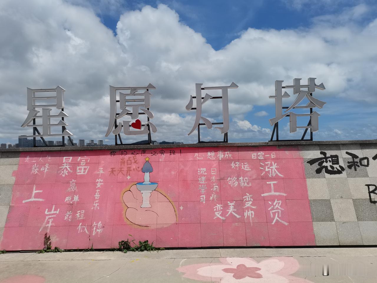 青岛自驾出行完整攻略分享，自驾看海真的幸福感拉满！
目的地直接导航海边网红灯塔，