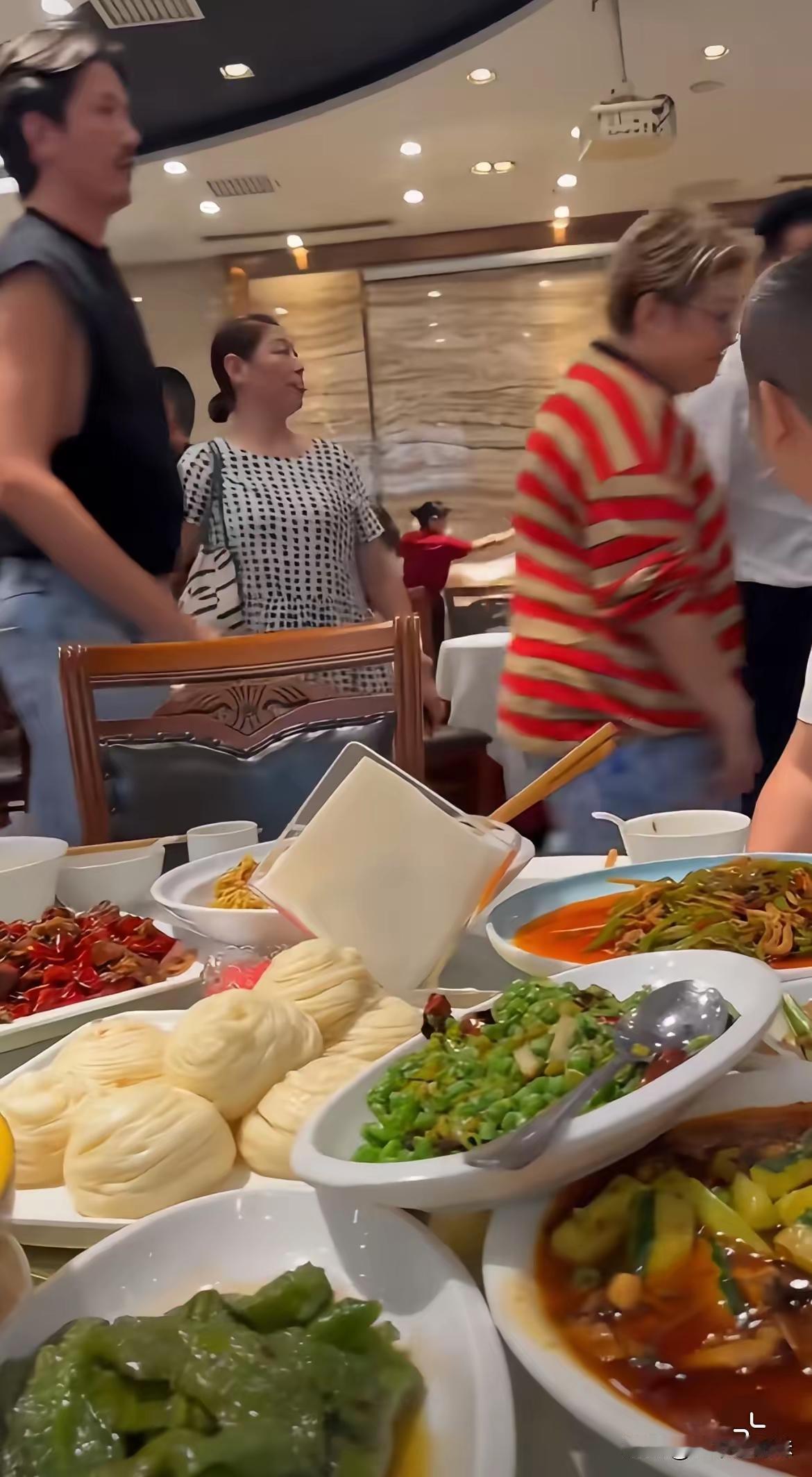 网上有人转发了韩大善人出行的视频。虽然不似以前那般人山人海，但也是前呼后拥，很有