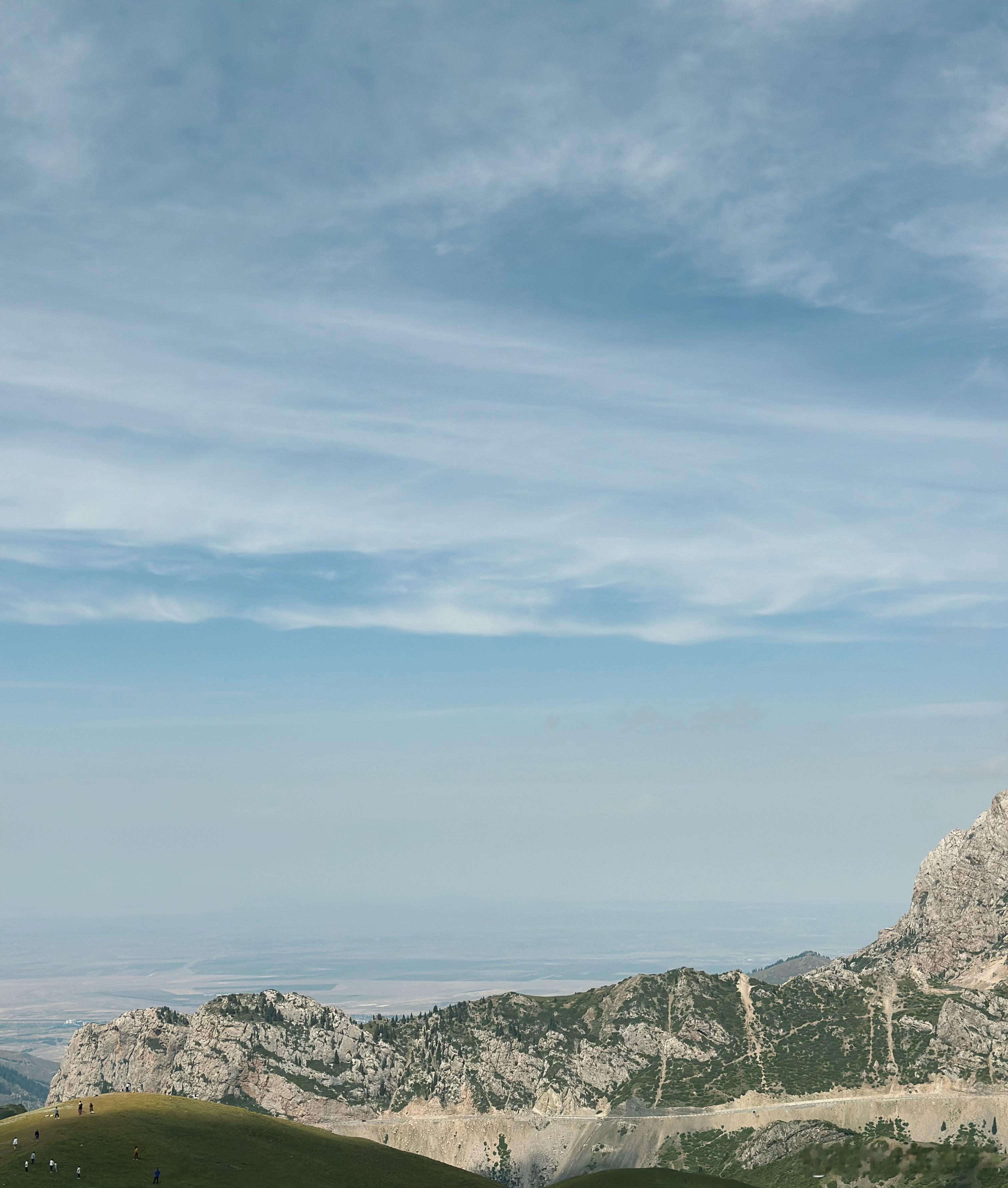 新疆好美，在这里开车真是享受~只不过恐高症有点难顶[允悲]猜猜这次和哪个品牌搞事