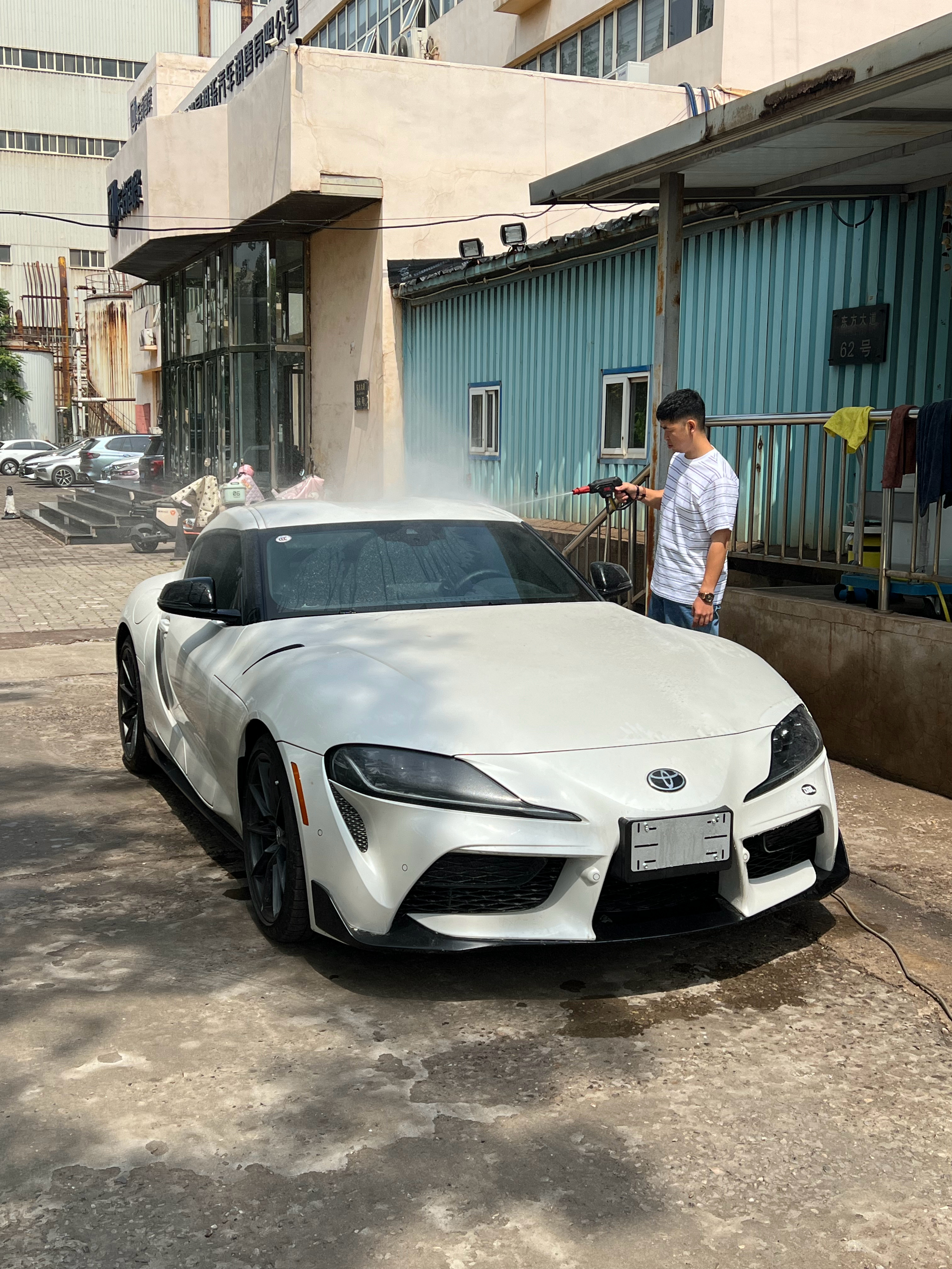 洗车，准备下午交车迎接大客户 天津·中国天津自由贸易试验区