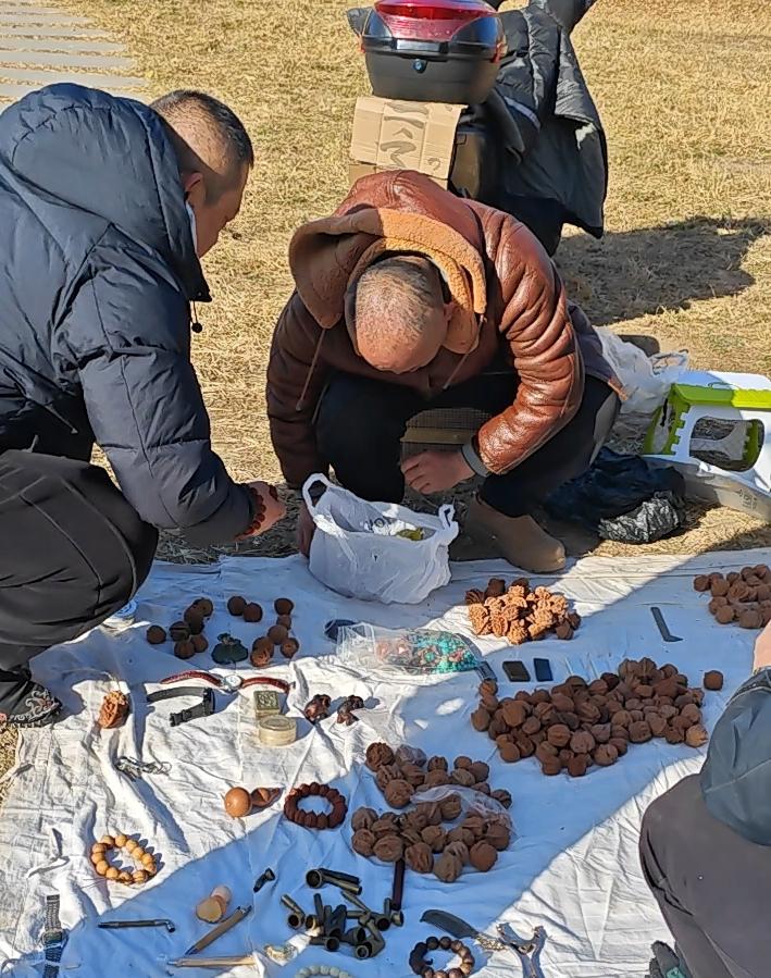 走投无路时摆地摊，丢的不是人是面子
 
别被“体面”绑架！走投无路时摆地摊，靠双