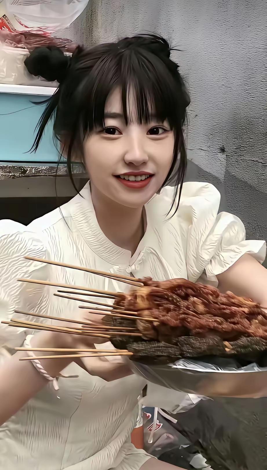 不得不说，曾经的闪闪妈黄一鸣着实漂亮，妥妥的校花级美女。她青春阳光、自然灵动，活