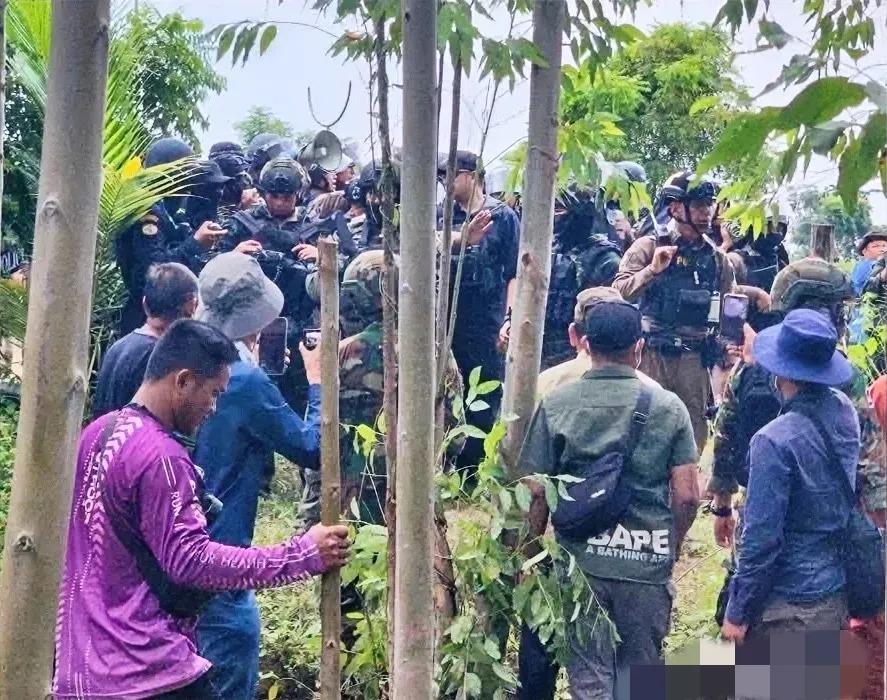 突发消息！
泰和柬埔寨又打起来了。当地时间17日，柬埔寨试图从一处有争议的边境地
