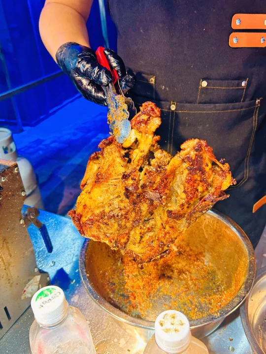 新市区这鸡架摊要火！排队人好多