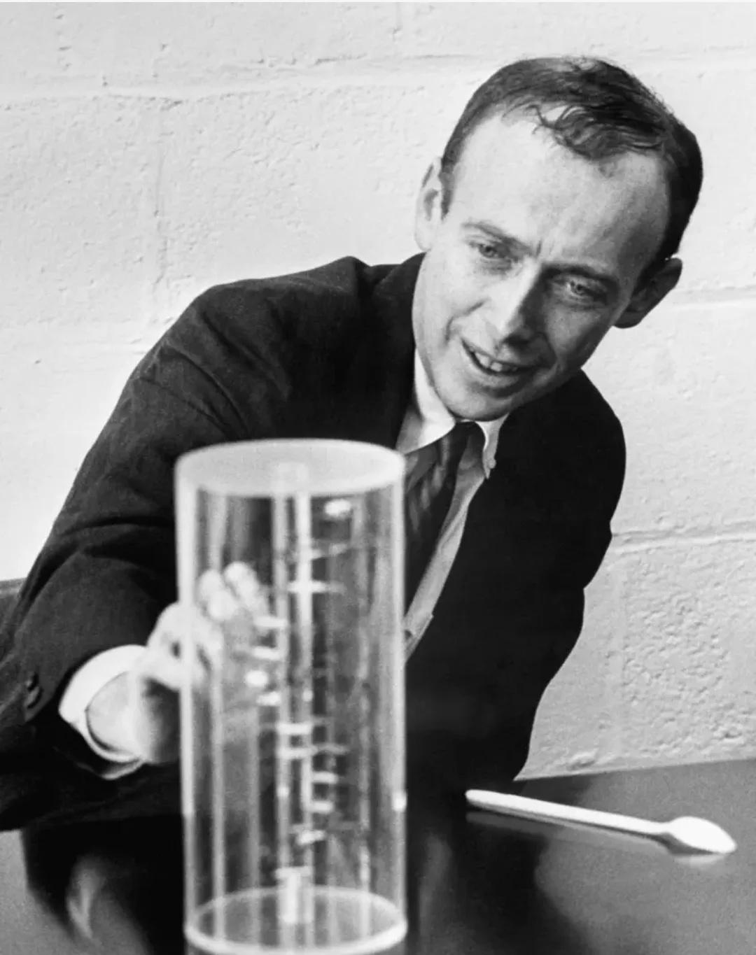 曾说黑人智力不如白人的詹姆斯·沃森去世了
詹姆斯·沃森与莫里斯·威尔金斯和弗朗西