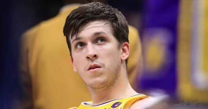 里夫斯这两场相对于赛季火热的状态表现算是很低迷了，莫非是得知自己要被交易了？现在