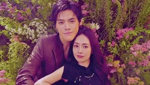 向佐终于剪短发了，帅气再次回归。
晓华理发店再次爆满，因为向佐真的去剪头发了，目