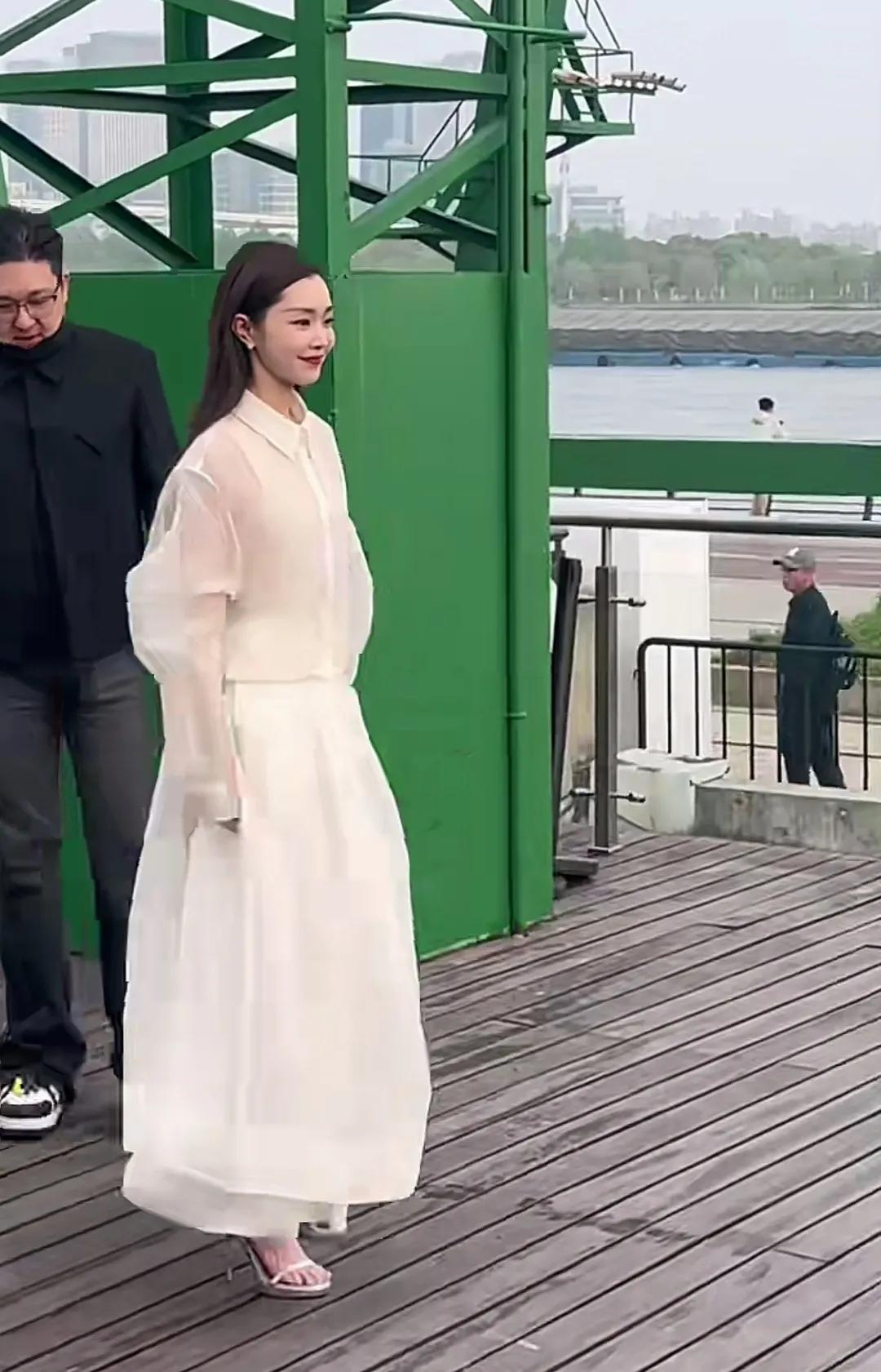 宋轶白色衬衫裙装造型好美呀
仙气飘飘，带着松弛感
展现了不一样的仙女范气质
这样