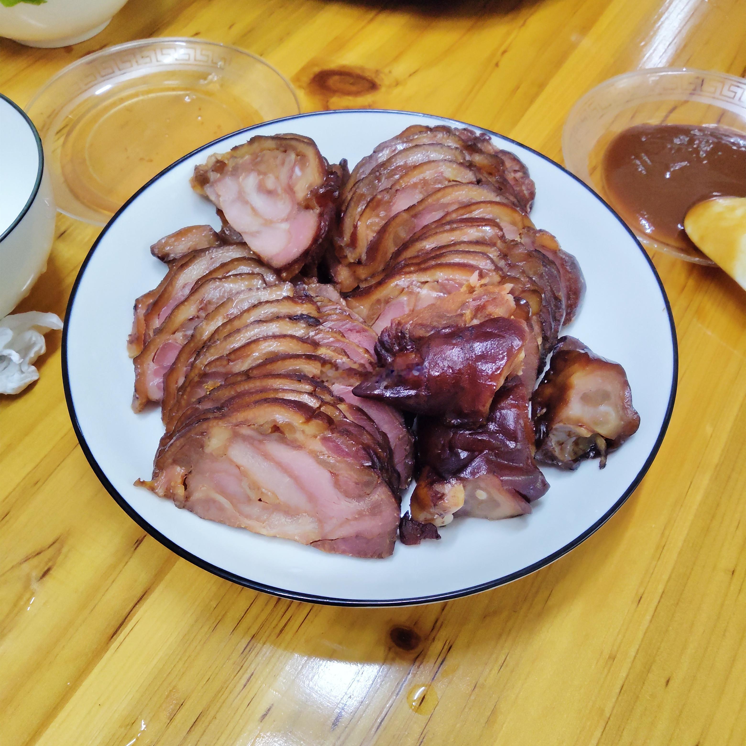 那天吃饭的时候，朋友带来的卤猪脚，无论口感还是味道都真的很棒，用的是甘蔗熏的，工